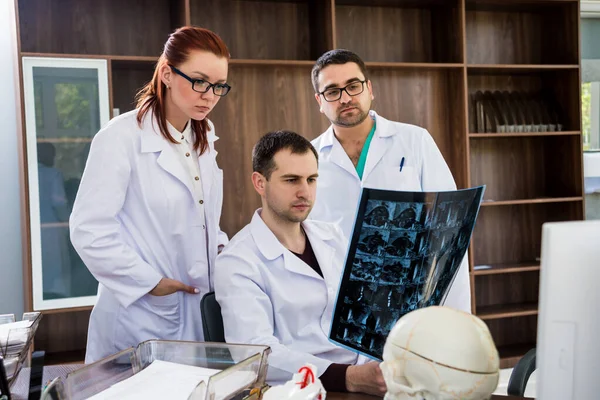 在医院有医疗委员会的医生小组 讨论医疗问题 脊柱手术 — 图库照片