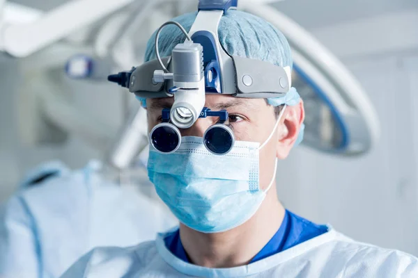 Ruggenchirurg in operatiekamer met chirurgische apparatuur. — Stockfoto