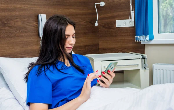 Patient Telefoniert Krankenhausbett Junge Kaukasische Frau Vernetzte Welt Und Mobile — Stockfoto