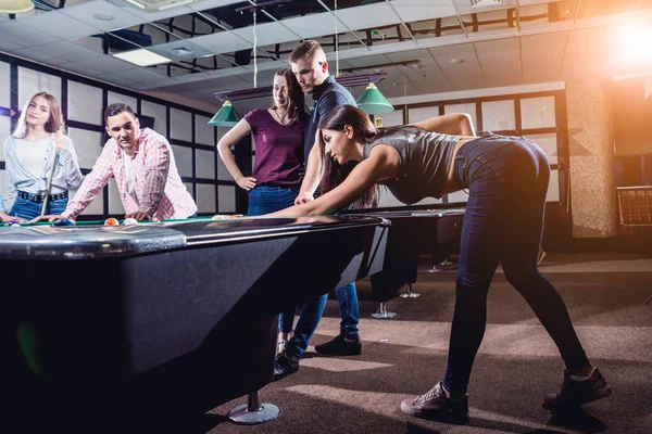 Grupo Jóvenes Amigos Alegres Jugando Billar Tiempo Divertido Después Del — Foto de Stock