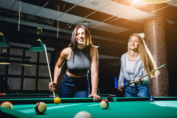 Zwei Junge Frauen Spielen Billard Billardzimmer Hintergrund — Stockfoto