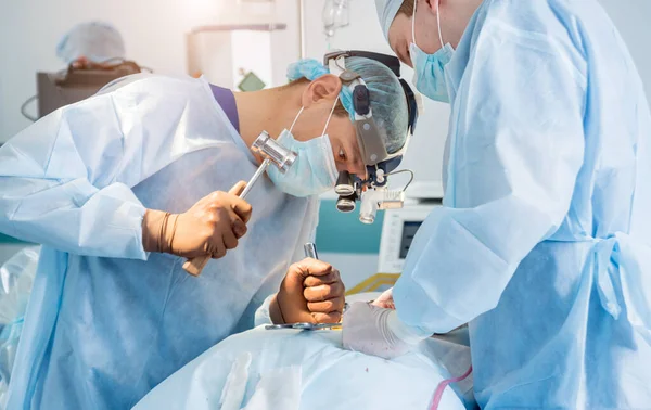 Chirurgia Spinale Gruppo Chirurghi Sala Operatoria Con Attrezzature Chirurgiche Laminectomia — Foto Stock