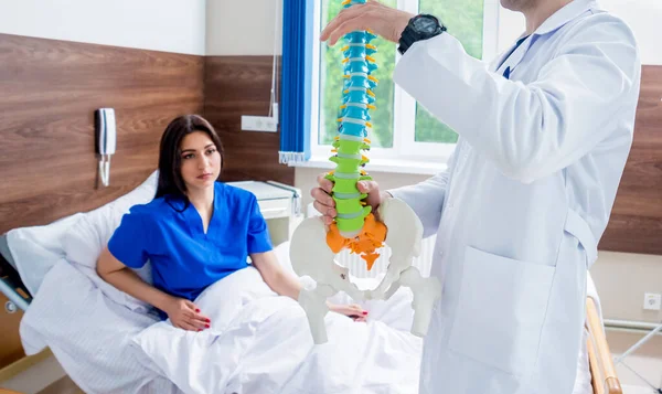 Nahaufnahme Eines Orthopäden Der Dem Patienten Krankenhaus Ein Wirbelsäulenmodell Zeigt — Stockfoto