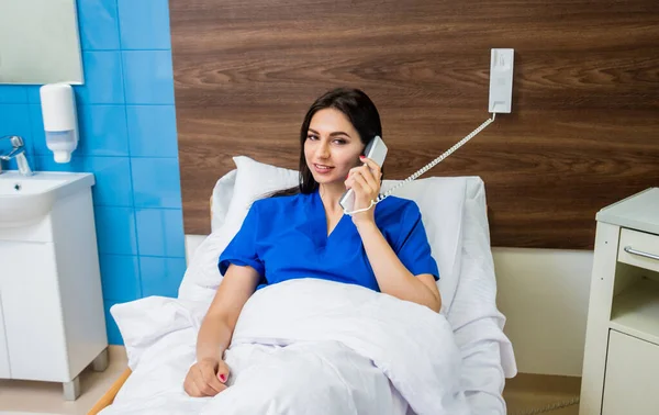 Patient Telefoniert Krankenhausbett Junge Kaukasische Frau Mit Krankenschwester Verbunden — Stockfoto