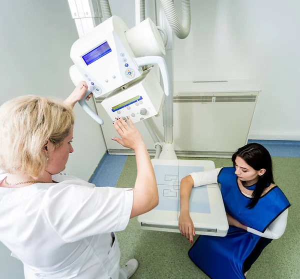 Radiologe Und Patient Einem Röntgenraum Röntgen Menschlicher Hände Klassisches Röntgensystem — Stockfoto