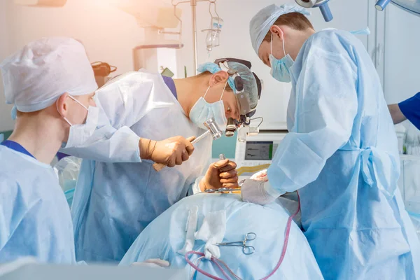 Gerinc Műtét Sebészek Csoportja Műtővel Sebészeti Felszereléssel Laminectomy Modern Orvosi — Stock Fotó