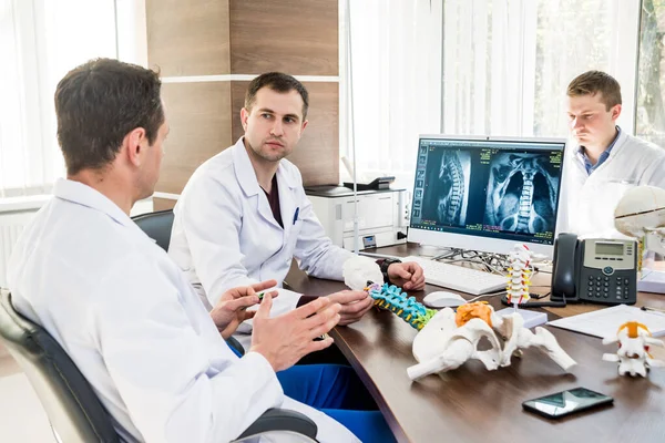 Doktorlar Hastanede Tıbbi Konsey Kuruyor Tıbbi Konuları Tartışıyoruz Omurga Saplantı — Stok fotoğraf