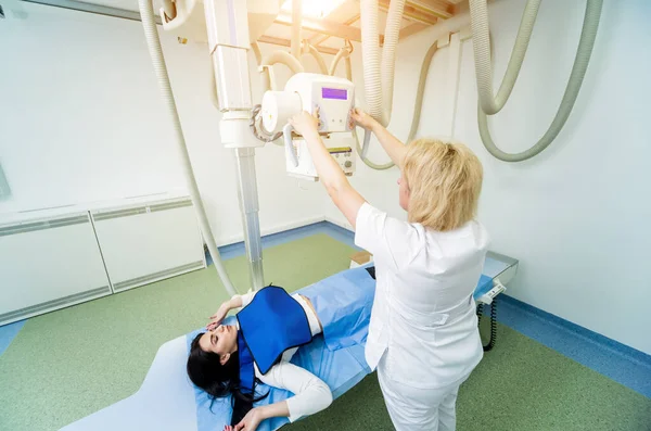 Radiológus Páciens Röntgenszobában Klasszikus Mennyezetre Szerelhető Röntgenrendszer — Stock Fotó