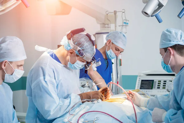 Operacja kręgosłupa. Grupa chirurgów na sali operacyjnej ze sprzętem chirurgicznym. Laminektomia — Zdjęcie stockowe