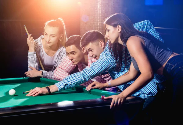 Grupo Jóvenes Amigos Alegres Jugando Billar Tiempo Divertido Después Del — Foto de Stock