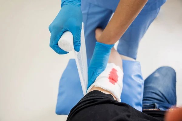 Enfermera Curativo Herida Para Mano Del Paciente Con Corte Profundo — Foto de Stock