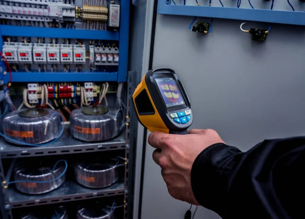 Close Técnico Usando Câmera Imagem Térmica Infravermelha Para Verificar Temperatura — Fotografia de Stock