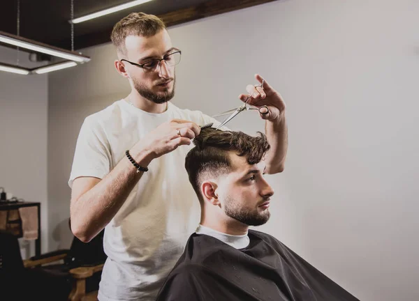 Jovem Com Corte Cabelo Moda Barbearia Barbeiro Faz Penteado Barba — Fotografia de Stock