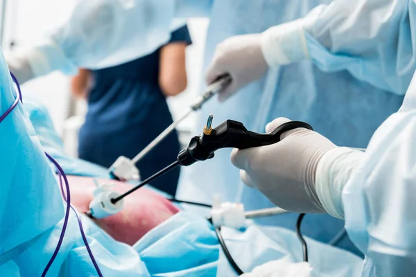 应用腹腔镜设备进行妇科手术的过程 一组外科医生带着手术器械在手术室里 医疗背景 — 图库照片