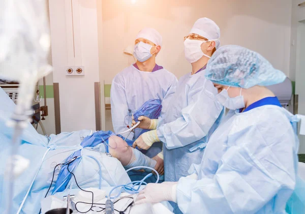关节镜手术 外科整形外科医生在手术室用现代关节镜工具进行协同工作 膝盖手术 医院背景 — 图库照片