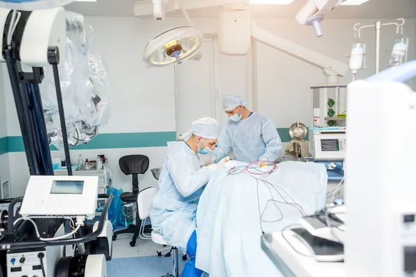 Brain surgery. Group of surgeons in operating room with surgery equipment. — 스톡 사진