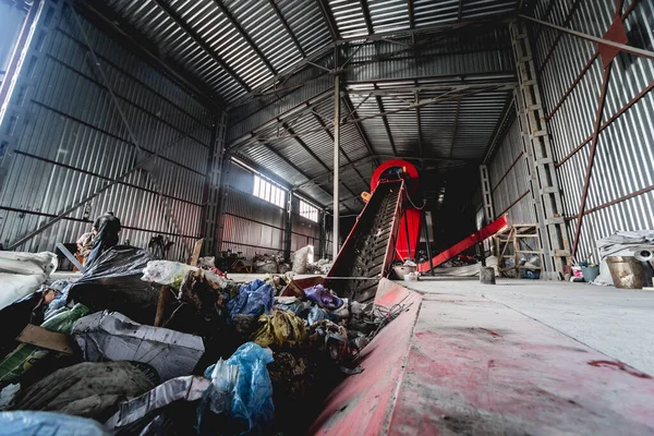 Conveyor Belt Transporting Garbage Drum Filter Modern Recycling Plant — Stockfoto