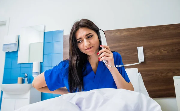 Patient Telefoniert Krankenhausbett Junge Kaukasische Frau Mit Krankenschwester Verbunden — Stockfoto