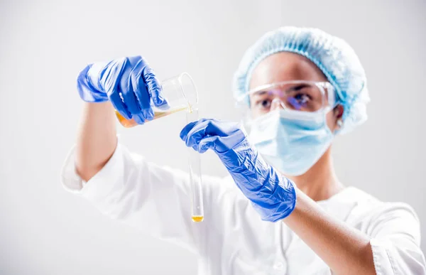 Científica Que Vierte Aceite Orgánico Belleza Cosmética Equipo Laboratorio — Foto de Stock