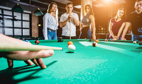 Joven Tratando Golpear Pelota Billar Sus Amigos Fondo — Foto de Stock