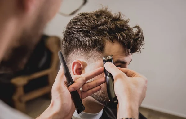 Jeune Homme Avec Une Coupe Cheveux Tendance Salon Coiffure Barbier — Photo
