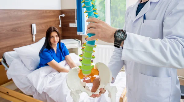 Nahaufnahme Eines Orthopäden Der Dem Patienten Krankenhaus Ein Wirbelsäulenmodell Zeigt — Stockfoto