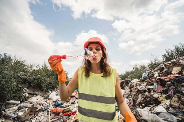 Kadın Gönüllü Plastik Çöpleri Temizlemeye Yardım Ediyor Dünya Günü Ekoloji — Stok fotoğraf