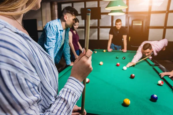 Grupo Jóvenes Amigos Alegres Jugando Billar Tiempo Divertido Después Del — Foto de Stock