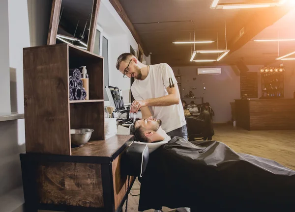 Jovem Com Corte Cabelo Moda Barbearia Barbeiro Lava Cabeça Cliente — Fotografia de Stock