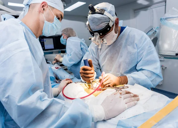 Gerinc Műtét Sebészek Csoportja Műtővel Sebészeti Felszereléssel Laminectomy Modern Orvosi — Stock Fotó