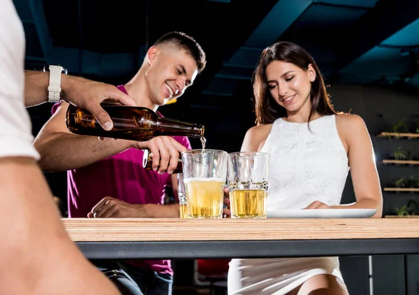 Amigos Alegres Pub Beber Cerveza Hablar Divertirse Encuentro Con Amigos —  Fotos de Stock