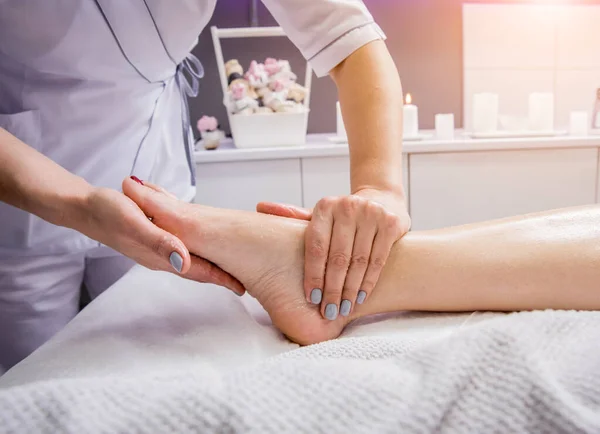 Hermosa Joven Disfrutando Del Masaje Pies Salón Spa Concepto Cosmetología — Foto de Stock