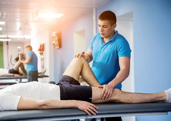 Terapia Rehabilitacyjna Fizjoterapeuta Pracujący Młodym Pacjentem Centrum Rehabilitacyjnym — Zdjęcie stockowe