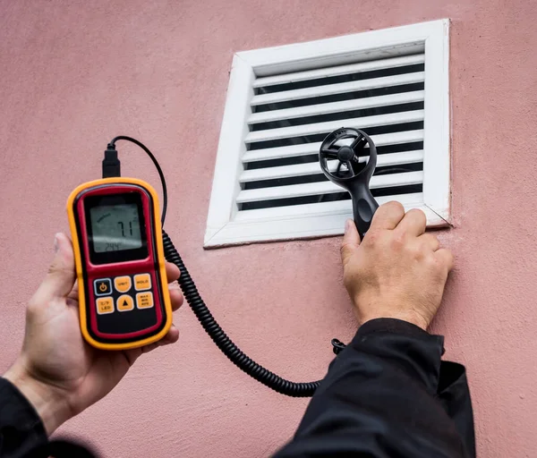 Technician Use Hand Held Anemometer Measuring Air Flowing Measurement — Stock Photo, Image