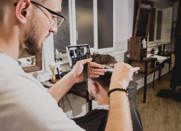 Fiatal Férfi Divatos Frizurával Fodrászatban Barber Csinálja Frizurát Szakállat Koncepciófodrászat — Stock Fotó