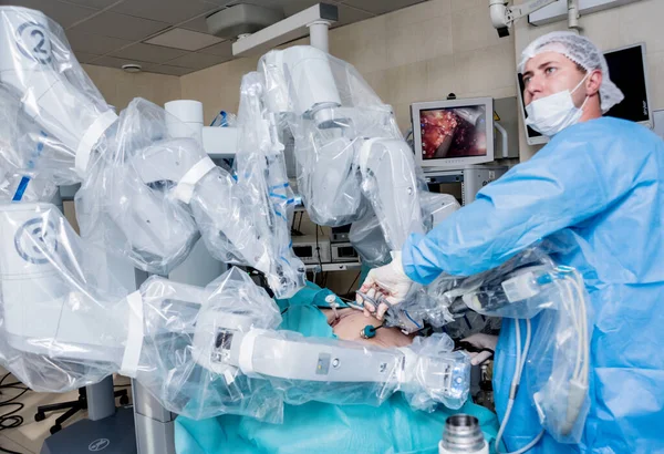 Sistema cirúrgico moderno. Robô médico. Cirurgia robótica minimamente invasiva. — Fotografia de Stock