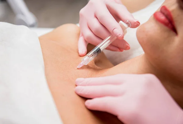 Arts Cosmetoloog Het Maken Van Hals Injecties Procedure Jonge Vrouw — Stockfoto