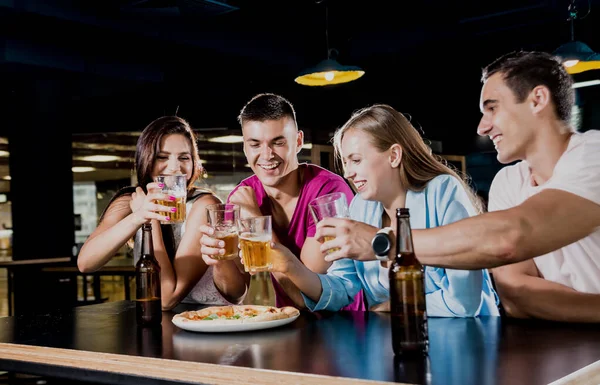 Veselí Přátelé Hospodě Pít Pivo Víno Whisky Mluvit Bavit Setkání — Stock fotografie