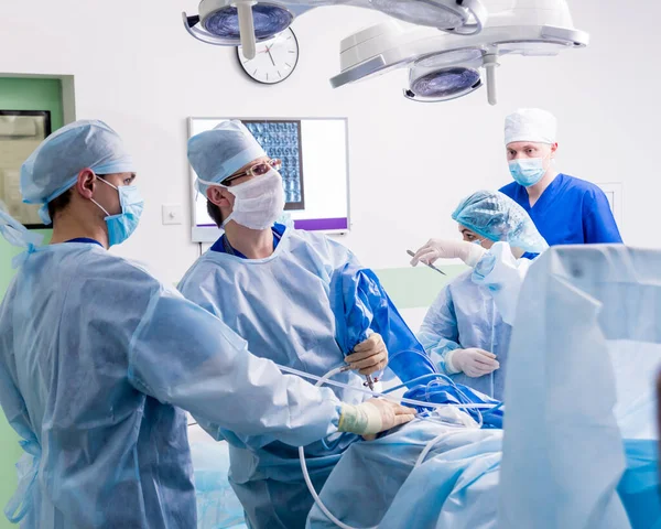 Artroskopisk Kirurgi Ortopediska Kirurger Lagarbete Operationssalen Med Moderna Artroskopiska Verktyg — Stockfoto
