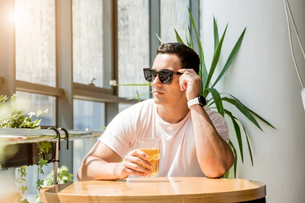 Young Man Pub Drinking Beer Eating Pizza Work — Stockfoto