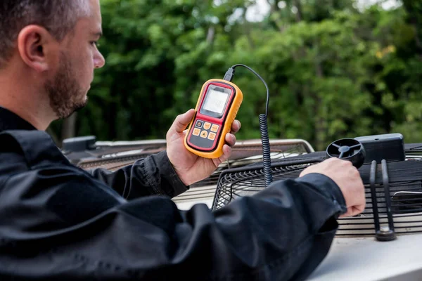 Techniker Verwenden Ein Handgehaltenes Anemometer Das Luftdurchflussmessung Windgeschwindigkeit Und Druck — Stockfoto