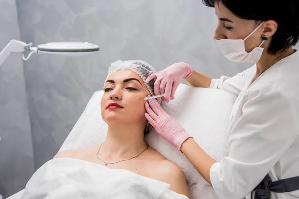 Doktor Kosmetolog Provádí Proceduru Vstřikování Obličeje Mladá Žena Salónu Krásy — Stock fotografie