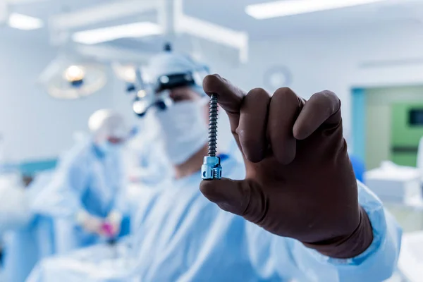 Хірургія Хребта Хірург Показує Поліациклічний Гвинт Операційній Кімнаті Хірургічним Обладнанням — стокове фото
