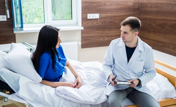 Traumatologin Gespräch Mit Junger Patientin Modernem Krankenhaus — Stockfoto