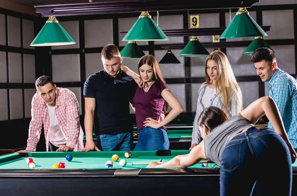 Una Joven Jugando Billar Posando Cerca Mesa Con Una Señal — Foto de Stock