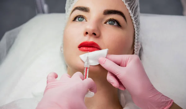 Arts Cosmetoloog Maakt Gezichtsinjecties Procedure Jonge Vrouw Een Schoonheidssalon Cosmetologisch — Stockfoto
