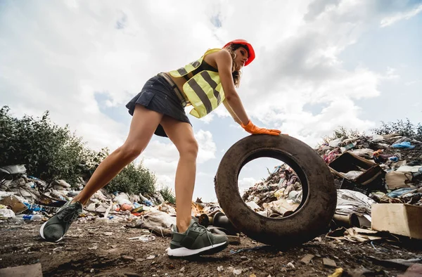 Kadın Gönüllü Plastik Çöpleri Temizlemeye Yardım Ediyor Dünya Günü Ekoloji — Stok fotoğraf