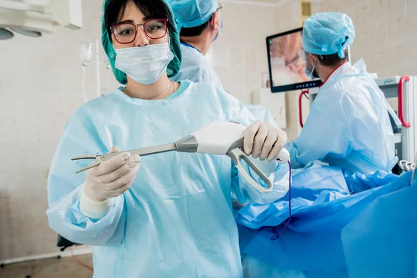 Processo de operação cirúrgica utilizando equipamento laparoscópico. Grupo de cirurgiões em centro cirúrgico com equipamento cirúrgico . — Fotografia de Stock