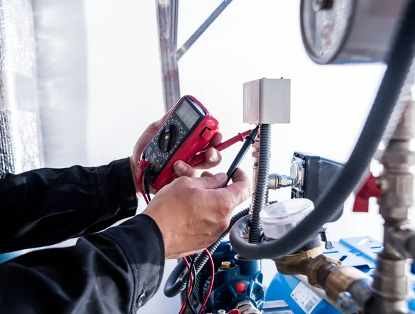 Technicus Controleert Watersysteem Knooppunten Industriële Achtergrond — Stockfoto