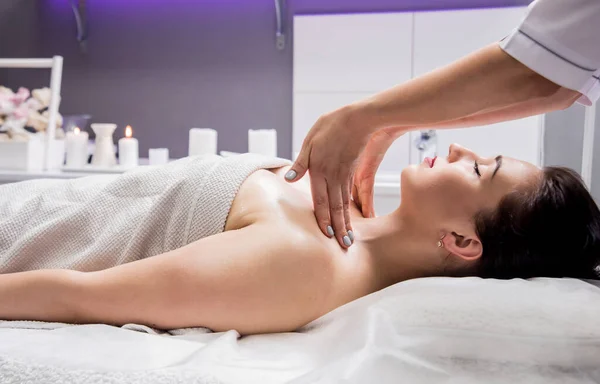 Hermosa Joven Disfrutando Masajes Salón Spa Concepto Cosmetología — Foto de Stock